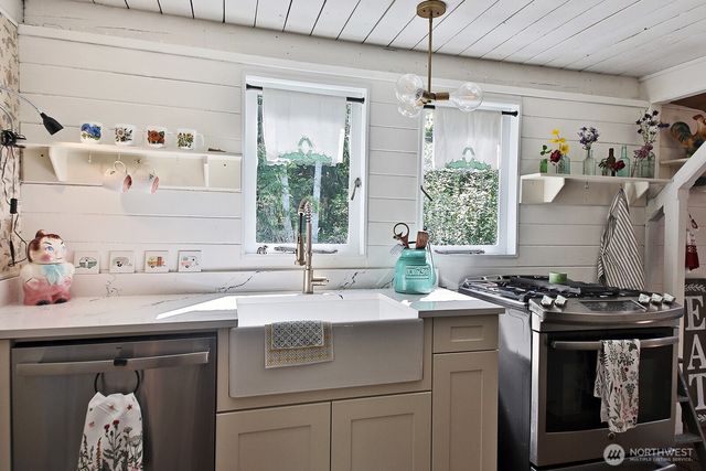 333 Whitewebs Lane, Greenbank, WA 98253