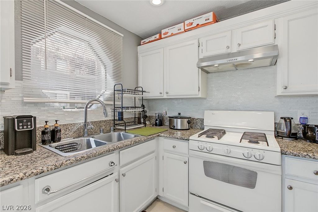 Image 10 of property listing at 5042 South Rainbow Boulevard 102, Las Vegas, NV 89118