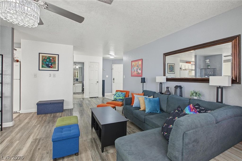Image 6 of property listing at 5042 South Rainbow Boulevard 102, Las Vegas, NV 89118
