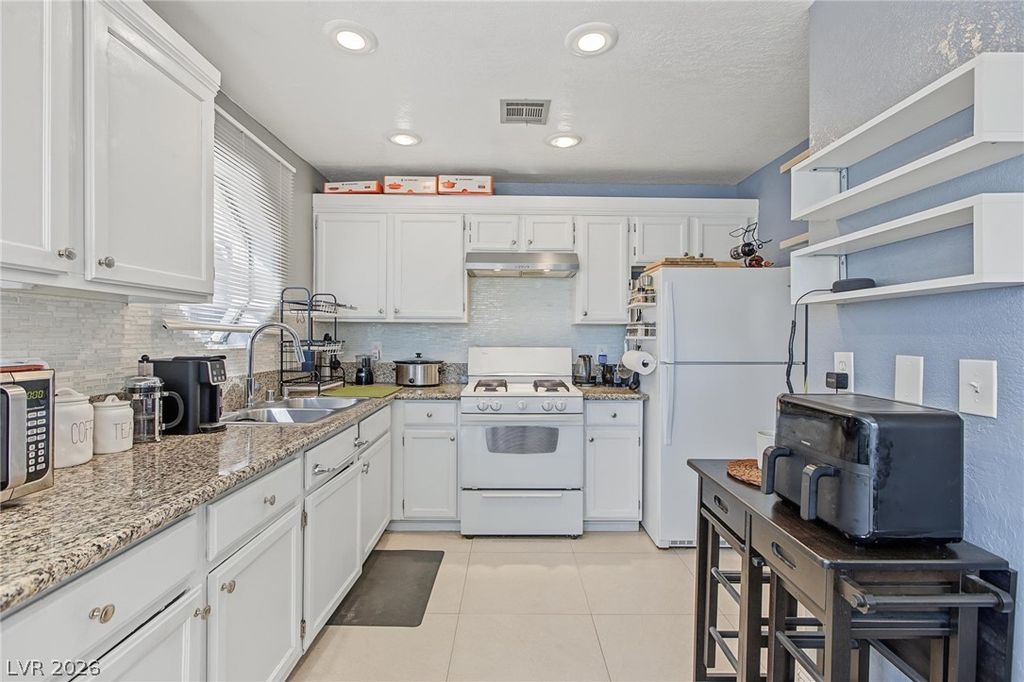 Image 9 of property listing at 5042 South Rainbow Boulevard 102, Las Vegas, NV 89118