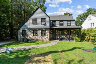 11 Brook Lane, Great Neck, NY 11023