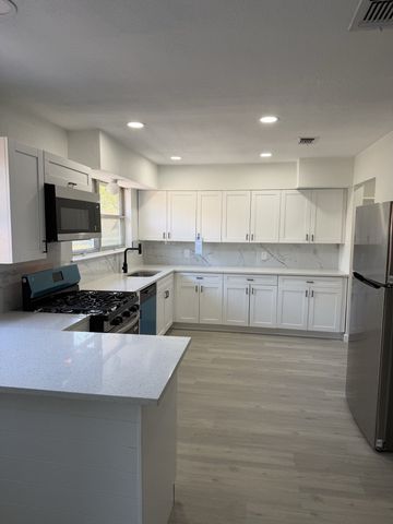806 S Atkerson Lane, Euless, TX 76040