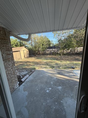 806 S Atkerson Lane, Euless, TX 76040