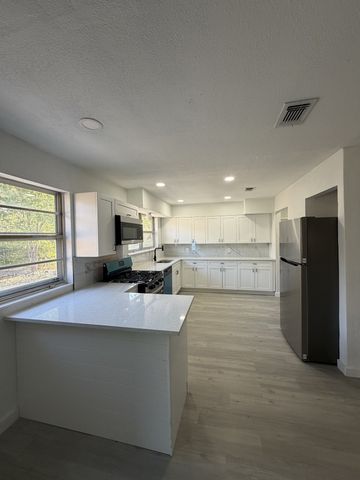 806 S Atkerson Lane, Euless, TX 76040