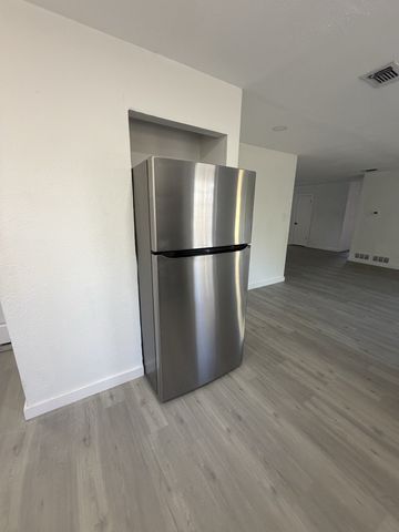 806 S Atkerson Lane, Euless, TX 76040