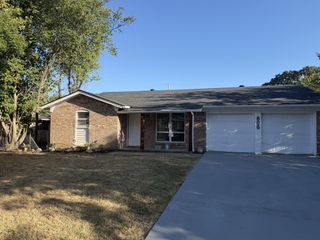 806 S Atkerson Lane, Euless, TX 76040