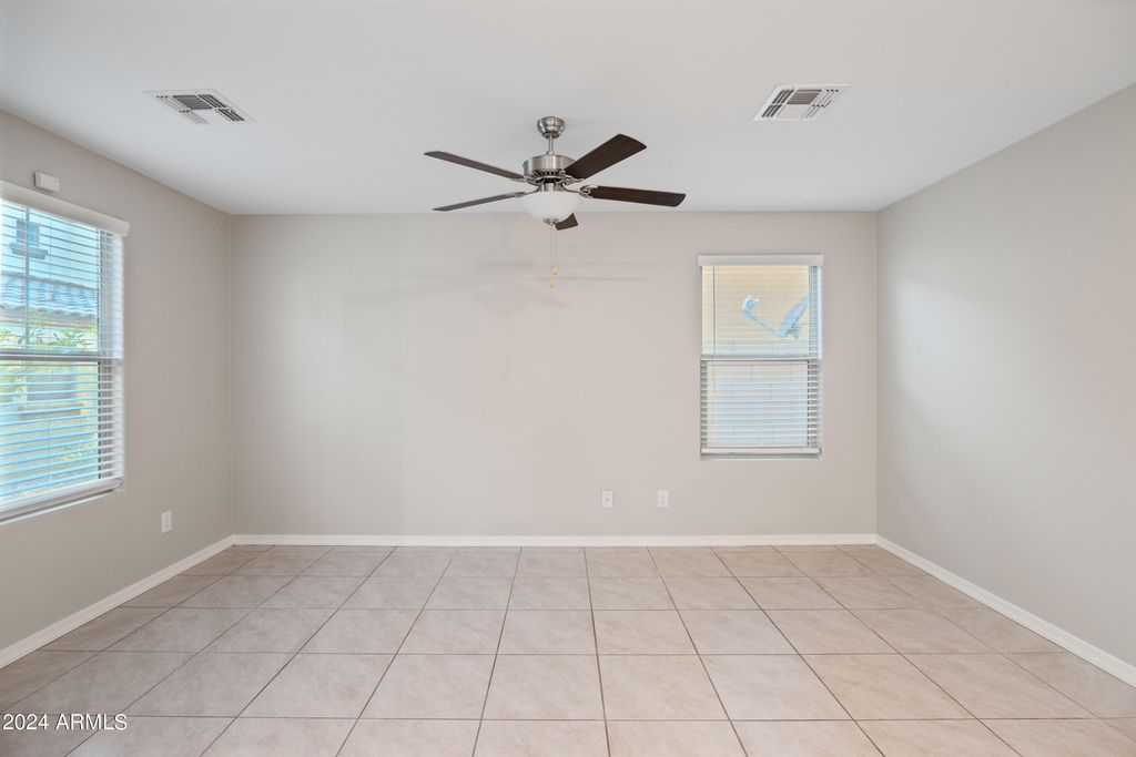 Image 11 of property listing at 3911 S 79th Lane, Phoenix, AZ 85043