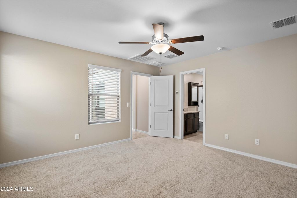 Image 12 of property listing at 3911 S 79th Lane, Phoenix, AZ 85043