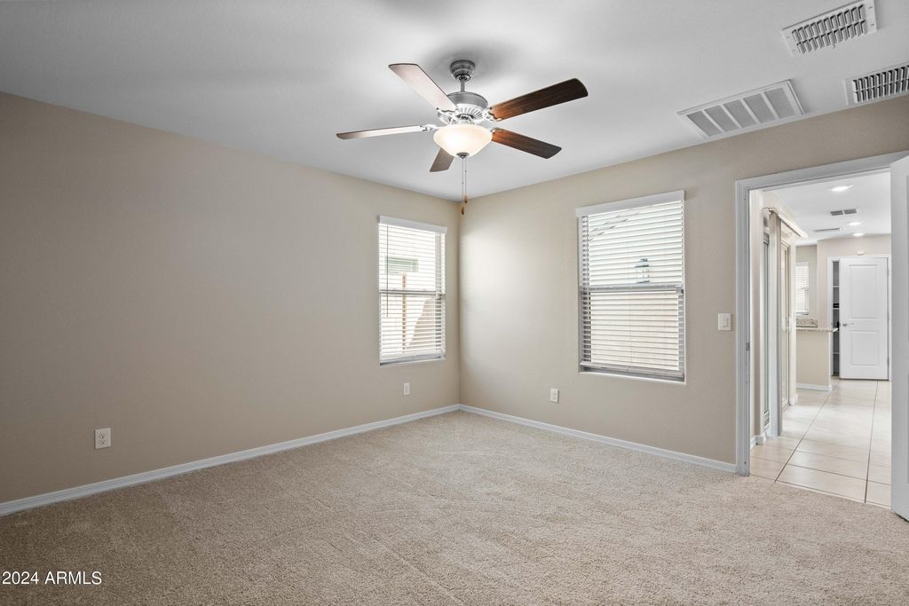 Image 13 of property listing at 3911 S 79th Lane, Phoenix, AZ 85043