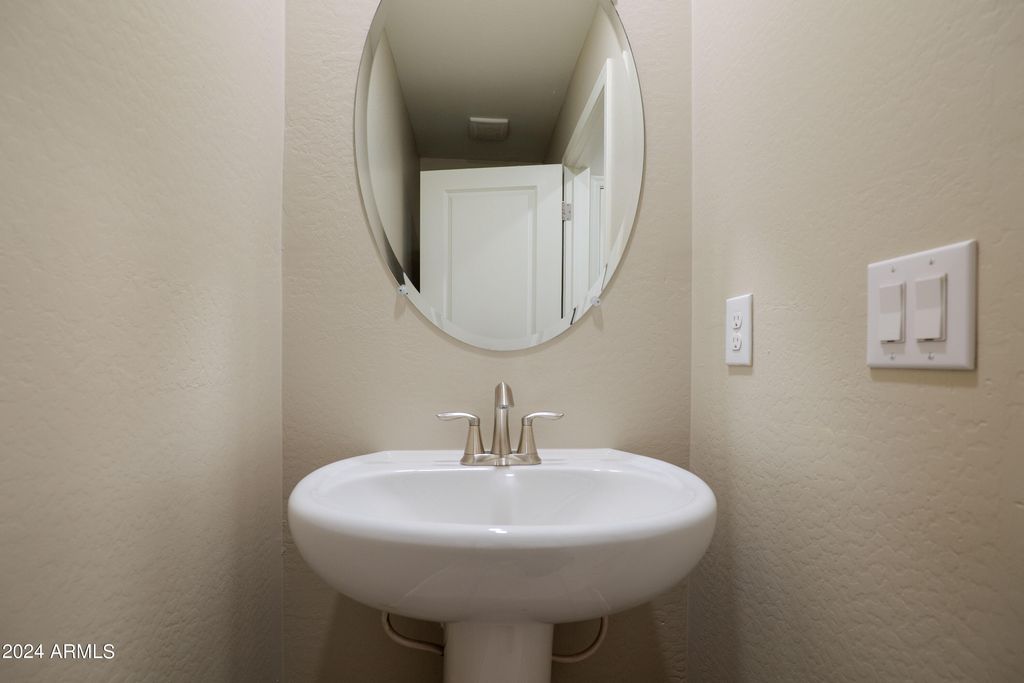 Image 18 of property listing at 3911 S 79th Lane, Phoenix, AZ 85043