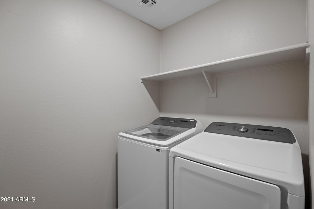 Image 24 of property listing at 3911 S 79th Lane, Phoenix, AZ 85043