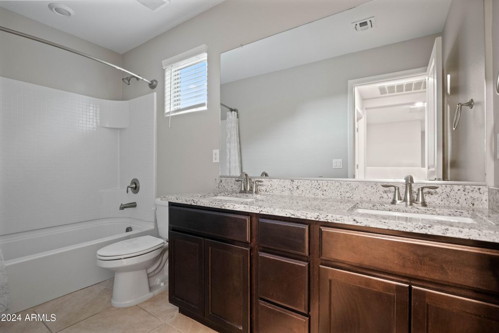 Image 27 of property listing at 3911 S 79th Lane, Phoenix, AZ 85043