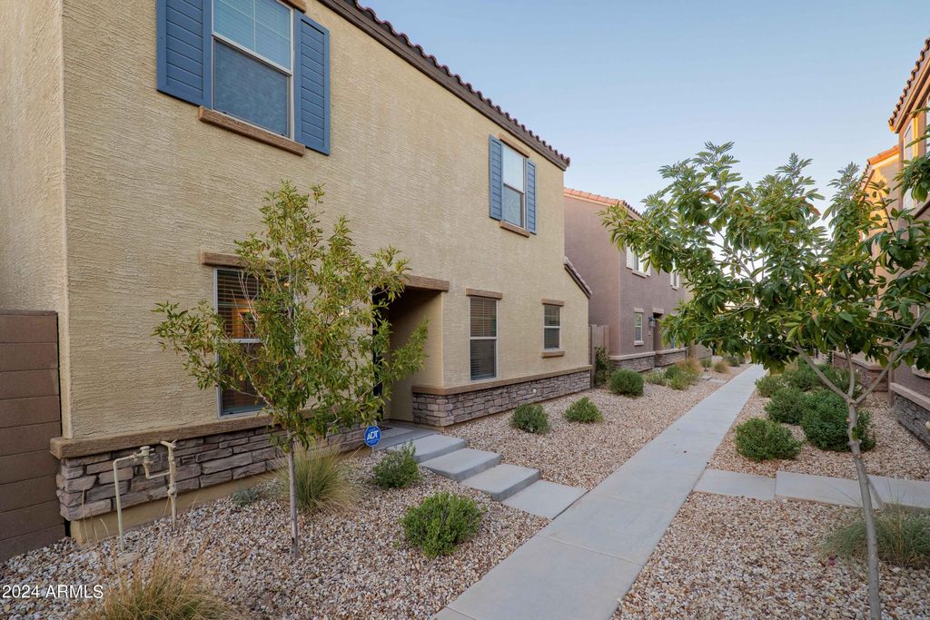 Image 3 of property listing at 3911 S 79th Lane, Phoenix, AZ 85043