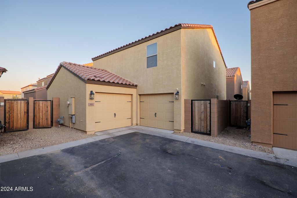 Image 4 of property listing at 3911 S 79th Lane, Phoenix, AZ 85043