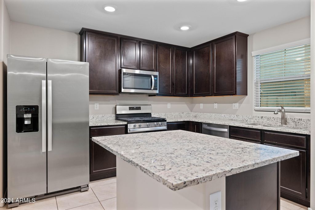 Image 5 of property listing at 3911 S 79th Lane, Phoenix, AZ 85043