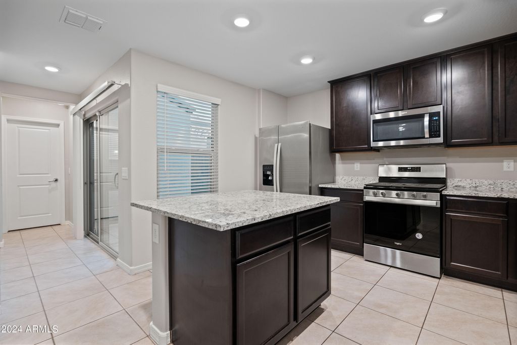Image 7 of property listing at 3911 S 79th Lane, Phoenix, AZ 85043