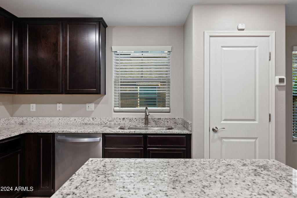 Image 8 of property listing at 3911 S 79th Lane, Phoenix, AZ 85043