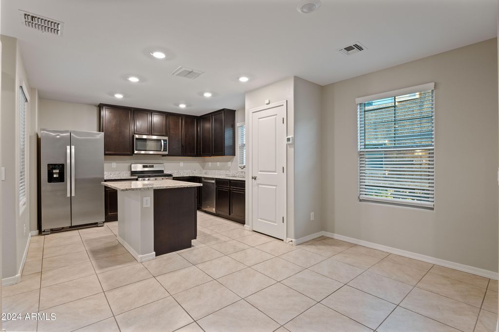 Image 9 of property listing at 3911 S 79th Lane, Phoenix, AZ 85043