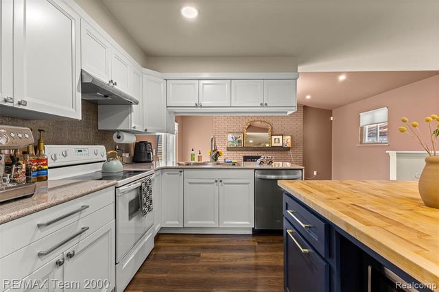 7085 London Court, Canton, MI 48187