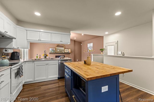 7085 London Court, Canton, MI 48187