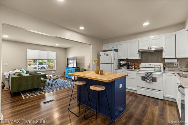 7085 London Court, Canton, MI 48187