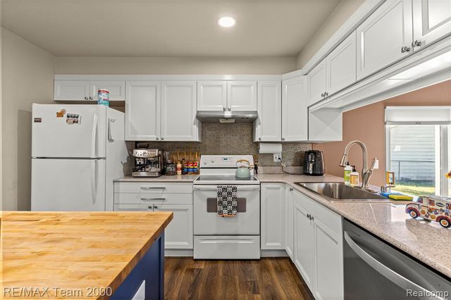 7085 London Court, Canton, MI 48187