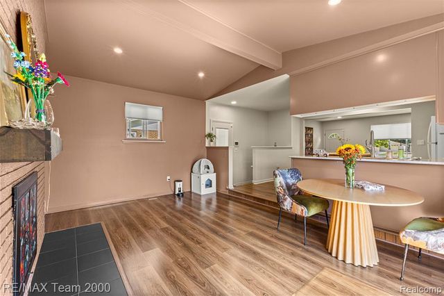 7085 London Court, Canton, MI 48187