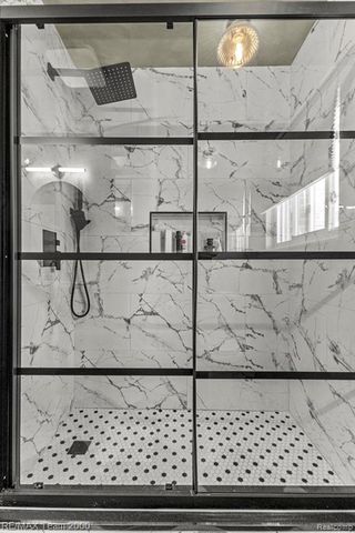 7085 London Court, Canton, MI 48187