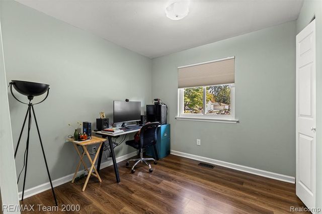 7085 London Court, Canton, MI 48187