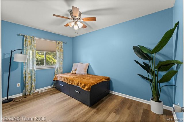 7085 London Court, Canton, MI 48187