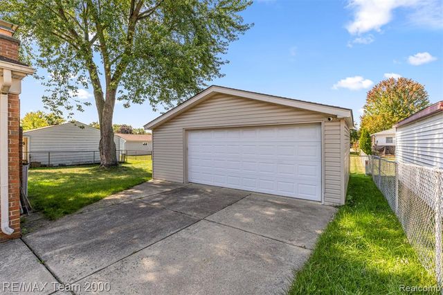 7085 London Court, Canton, MI 48187