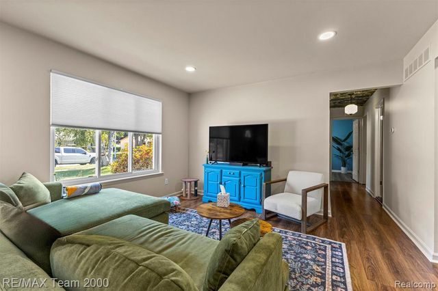 7085 London Court, Canton, MI 48187