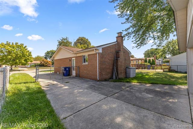 7085 London Court, Canton, MI 48187