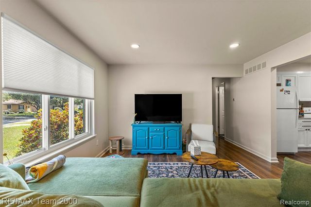 7085 London Court, Canton, MI 48187