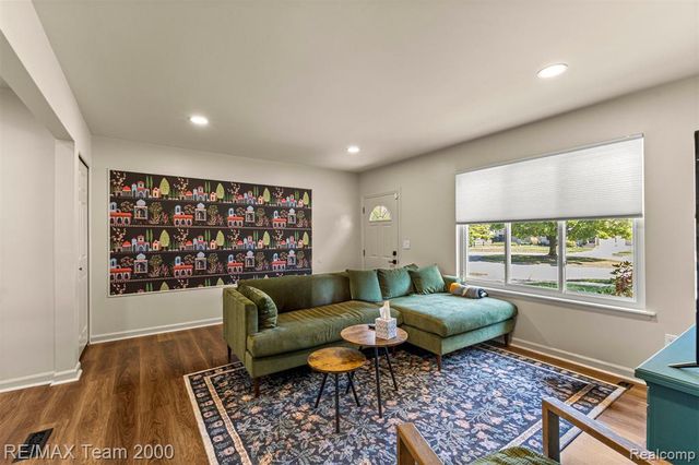 7085 London Court, Canton, MI 48187