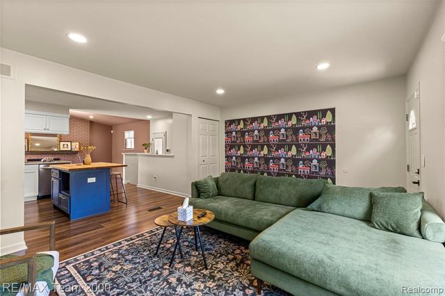 7085 London Court, Canton, MI 48187