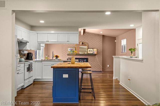 7085 London Court, Canton, MI 48187