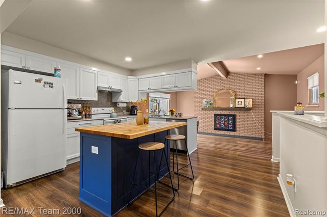 7085 London Court, Canton, MI 48187