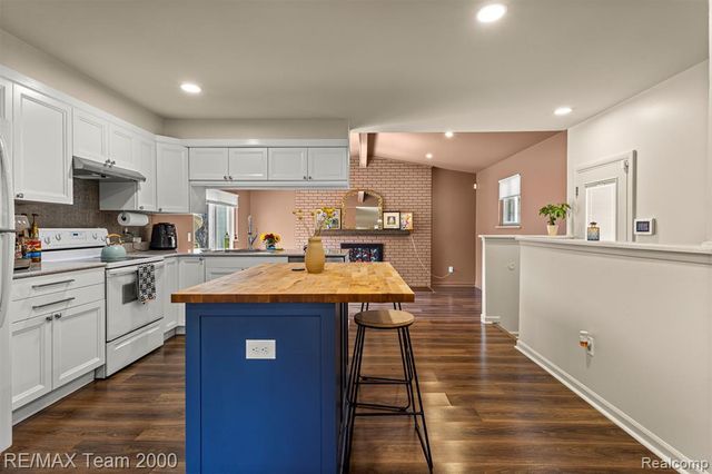 7085 London Court, Canton, MI 48187