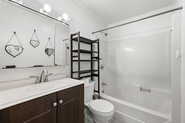 15 Houghton St 6, Worcester, MA 01604