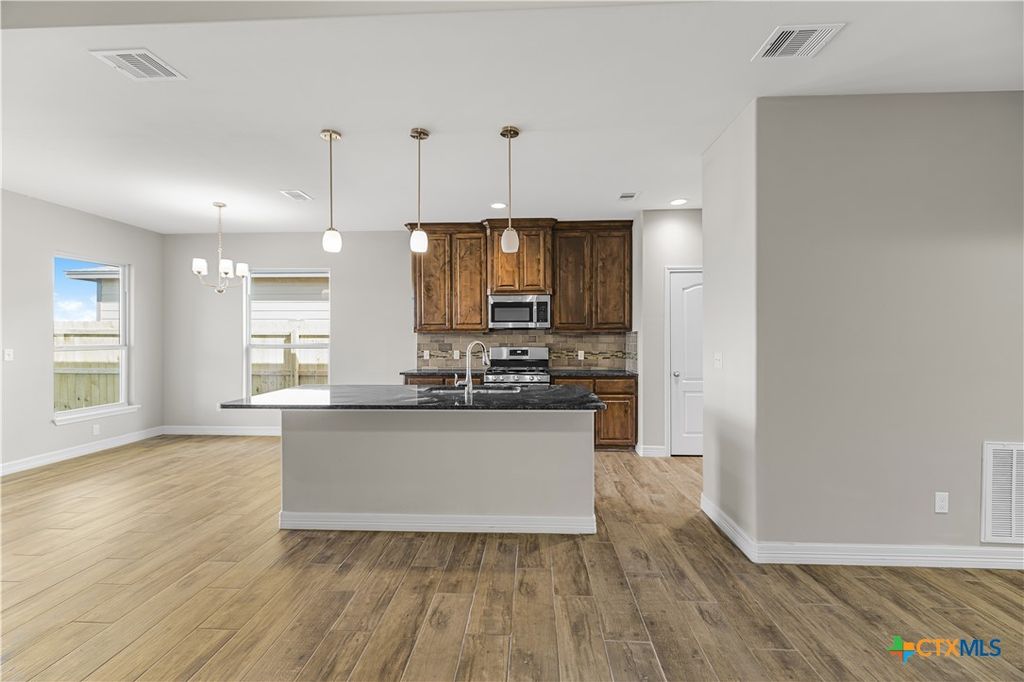 Image 13 of property listing at 103 Giacomo Drive, Victoria, TX 77901