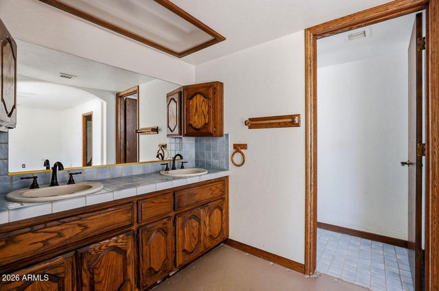 1302 E MADDOCK Road, Phoenix, AZ 85086