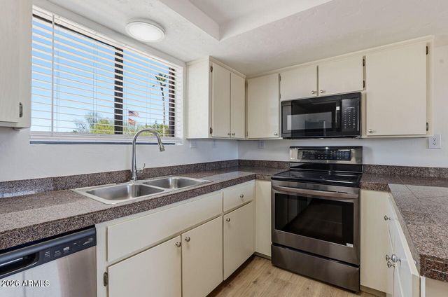 1302 E MADDOCK Road, Phoenix, AZ 85086