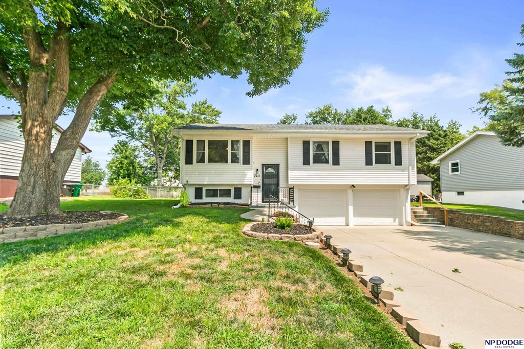 7211 Pine Drive, La Vista, NE 68128
