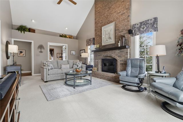 91 Green Crescent Dr, South Strabane, PA 15301