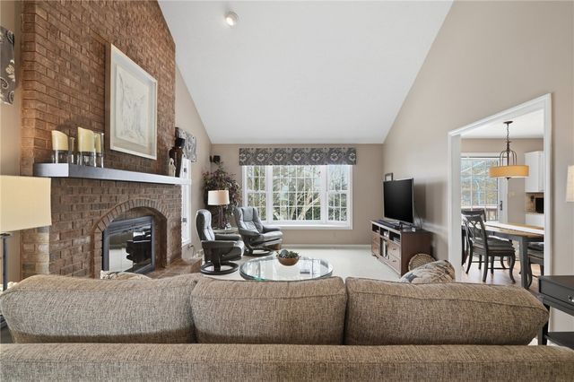 91 Green Crescent Dr, South Strabane, PA 15301