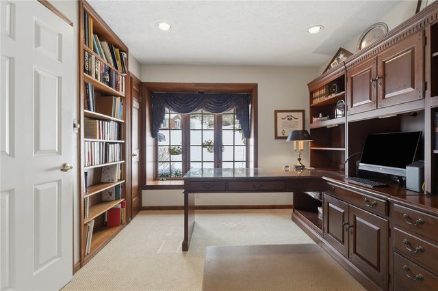 91 Green Crescent Dr, South Strabane, PA 15301