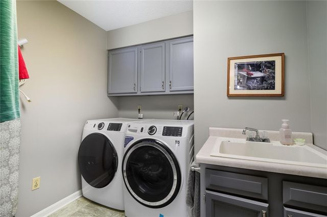 91 Green Crescent Dr, South Strabane, PA 15301