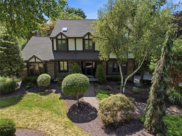 91 Green Crescent Dr, South Strabane, PA 15301