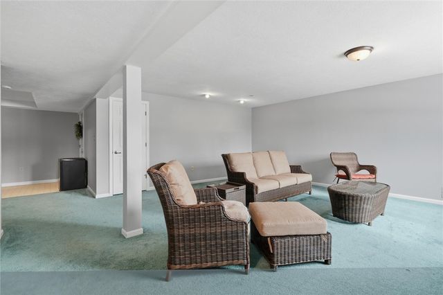 91 Green Crescent Dr, South Strabane, PA 15301